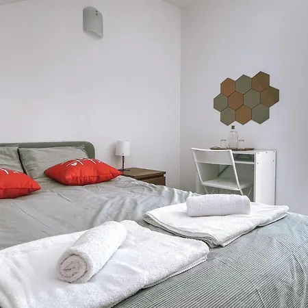 Seaside Room In A Peniche Townhouse Featuring A Private Bathroom And Shared Access To The Swimming Pool And Kitchen Atouguia Da Baleia Exterior photo