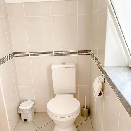 Seaside Room In A Peniche Townhouse Featuring A Private Bathroom And Shared Access To The Swimming Pool And Kitchen Atouguia Da Baleia Exterior photo