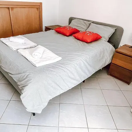 Seaside Room In A Peniche Townhouse Featuring A Private Bathroom And Shared Access To The Swimming Pool And Kitchen Atouguia Da Baleia Exterior photo