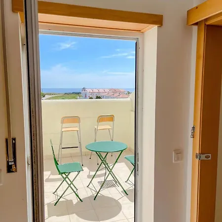 Seaside Room In A Peniche Townhouse Featuring A Private Bathroom And Shared Access To The Swimming Pool And Kitchen Atouguia Da Baleia Exterior photo