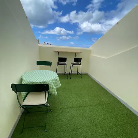 Seaside Room In A Peniche Townhouse Featuring A Private Bathroom And Shared Access To The Swimming Pool And Kitchen Atouguia Da Baleia Exterior photo