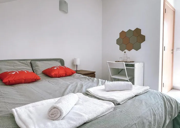 Seaside Room In A Peniche Townhouse Featuring A Private Bathroom And Shared Access To The Swimming Pool And Kitchen
