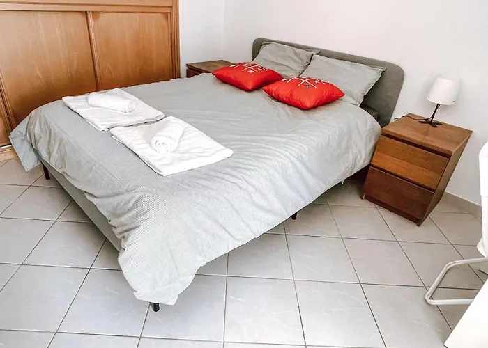 Seaside Room In A Peniche Townhouse Featuring A Private Bathroom And Shared Access To The Swimming Pool And Kitchen