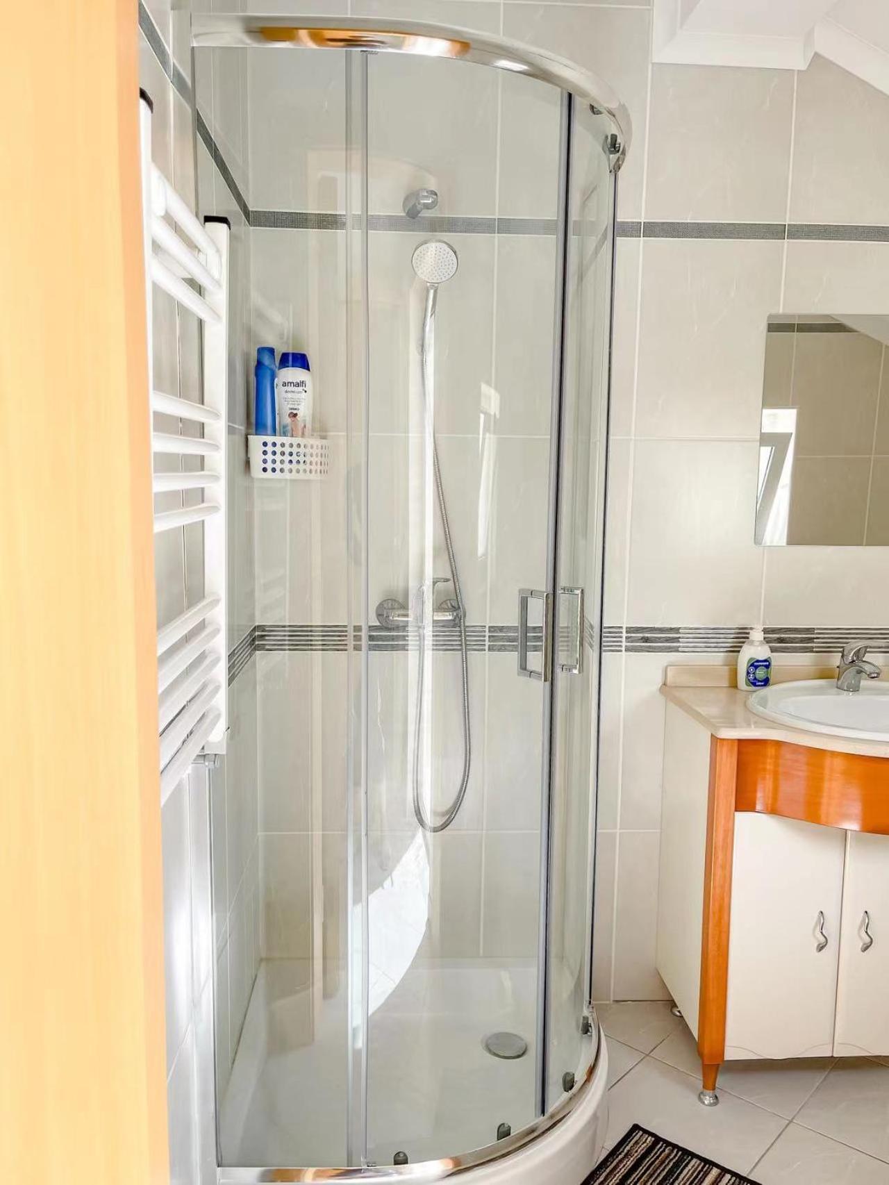 Homestay Seaside In A Peniche Townhouse Featuring A Private Bathroom And Shared Access To The Swimming Pool And Kitchen
