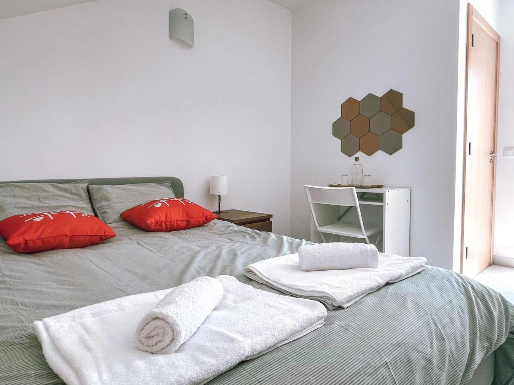 Homestay Seaside In A Peniche Townhouse Featuring A Private Bathroom And Shared Access To The Swimming Pool And Kitchen Atouguia Da Baleia