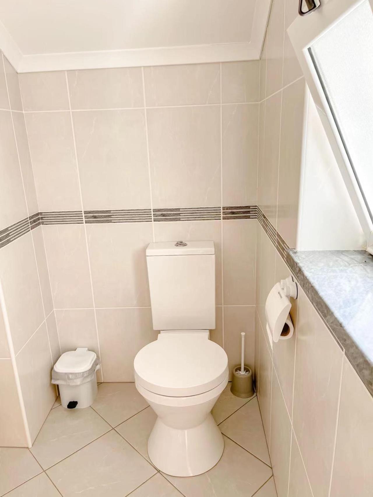 Seaside In A Peniche Townhouse Featuring A Private Bathroom And Shared Access To The Swimming Pool And Kitchen Homestay *