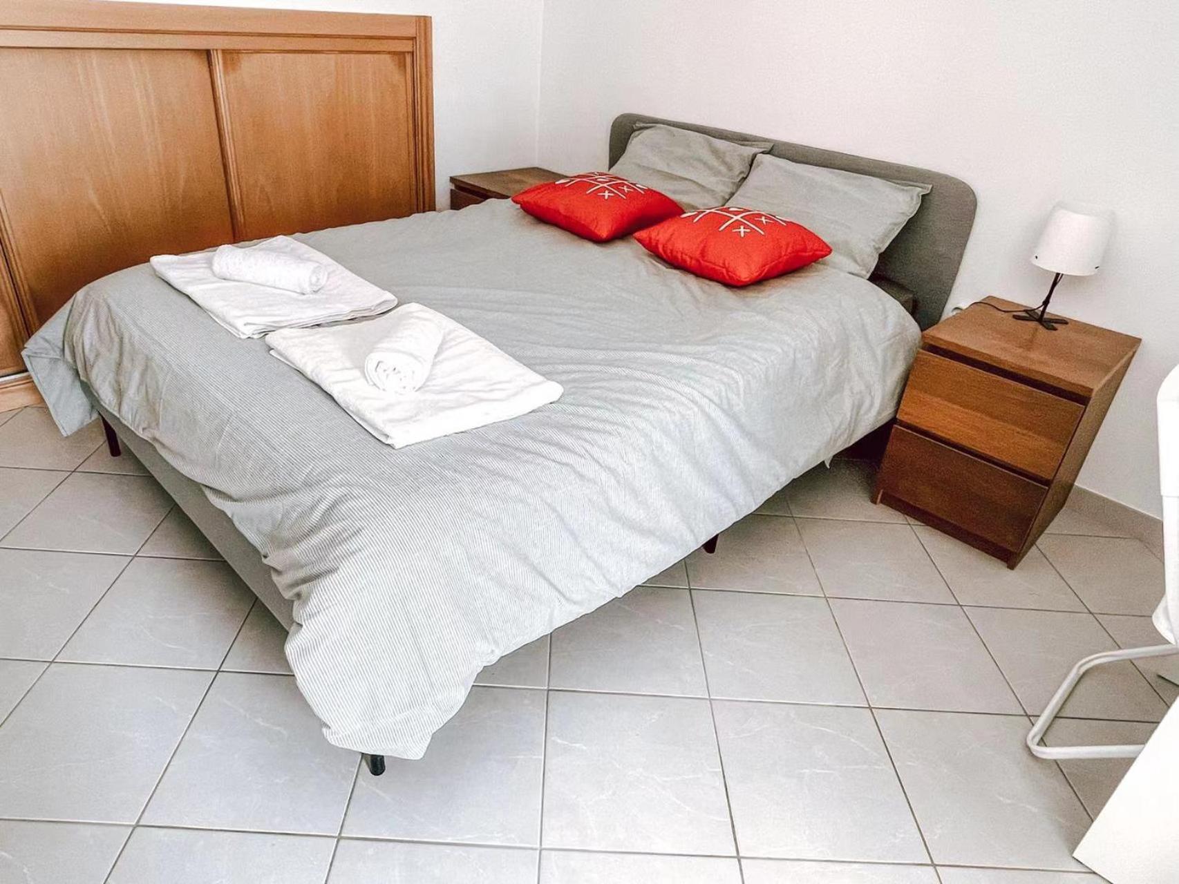 Alloggio in famiglia Seaside In A Peniche Townhouse Featuring A Private Bathroom And Shared Access To The Swimming Pool And Kitchen