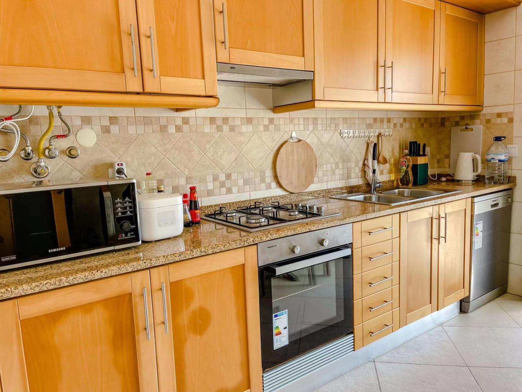 Seaside In A Peniche Townhouse Featuring A Private Bathroom And Shared Access To The Swimming Pool And Kitchen * Atouguia Da Baleia