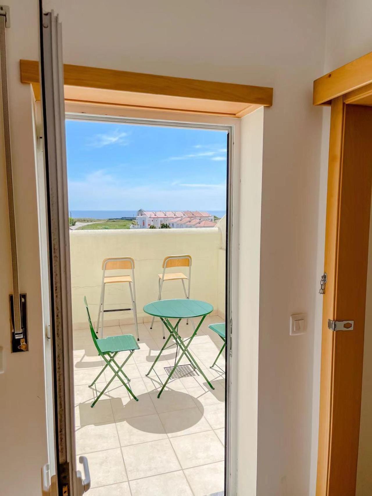 Homestay Seaside In A Peniche Townhouse Featuring A Private Bathroom And Shared Access To The Swimming Pool And Kitchen