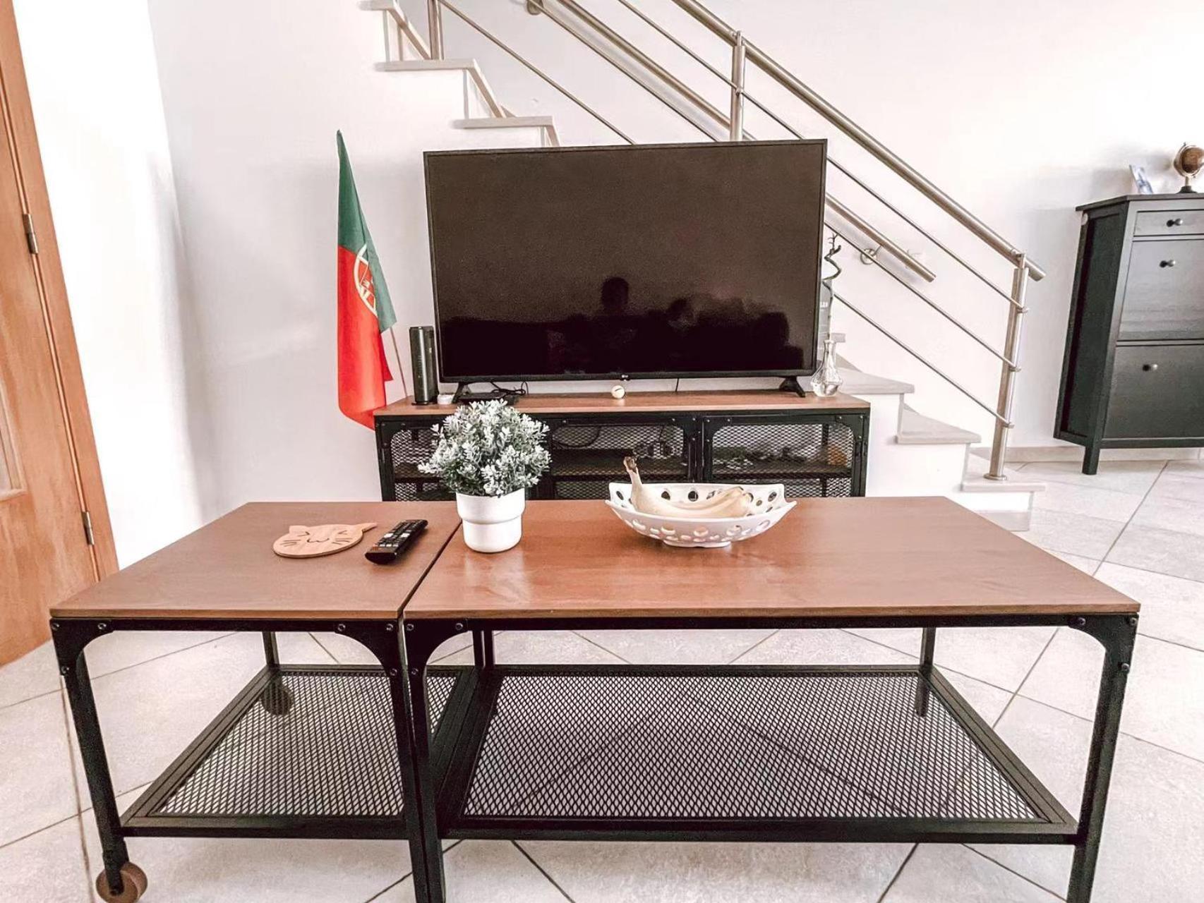 Homestay Seaside In A Peniche Townhouse Featuring A Private Bathroom And Shared Access To The Swimming Pool And Kitchen *