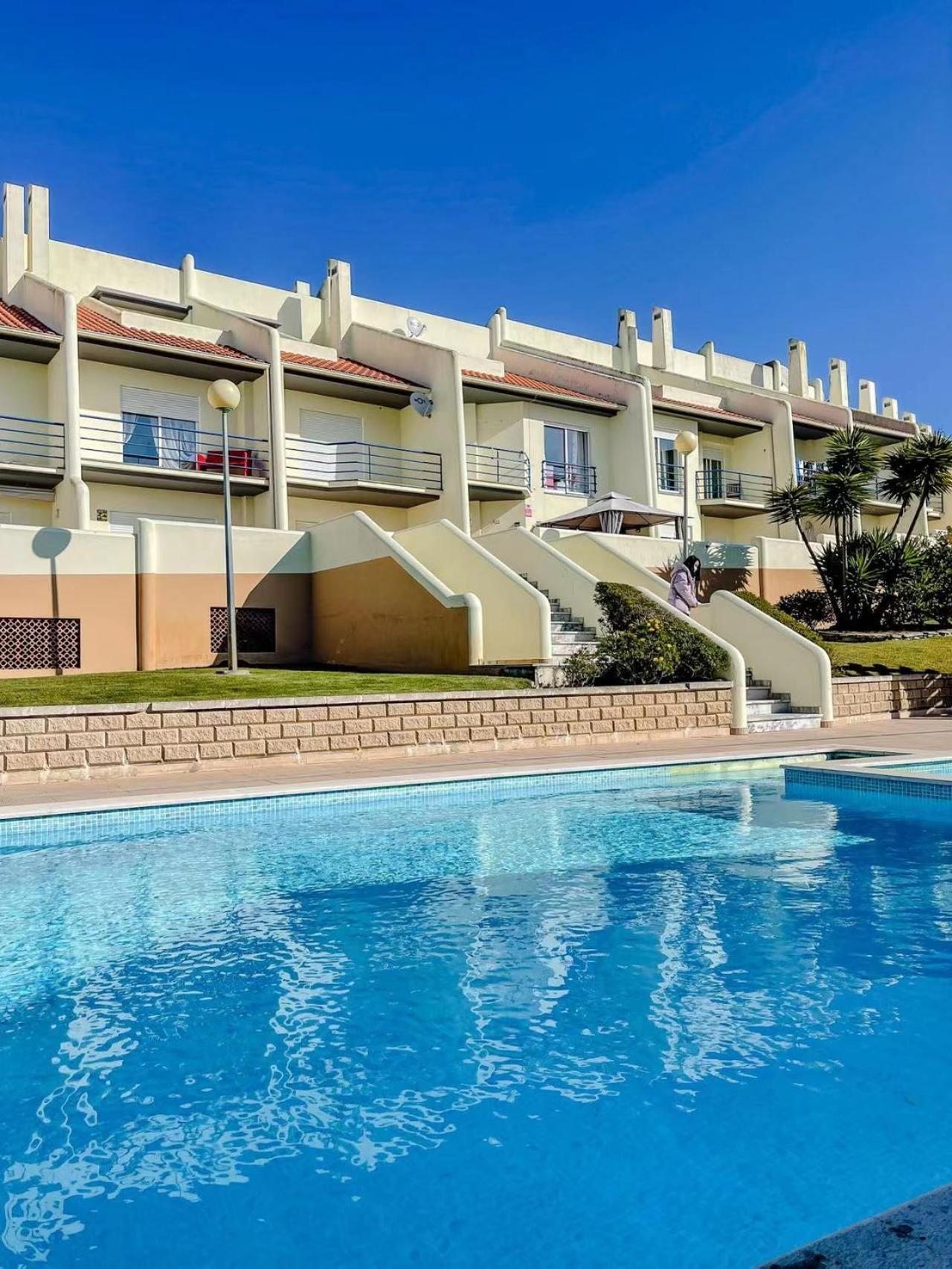 Seaside In A Peniche Townhouse Featuring A Private Bathroom And Shared Access To The Swimming Pool And Kitchen Homestay Atouguia Da Baleia
