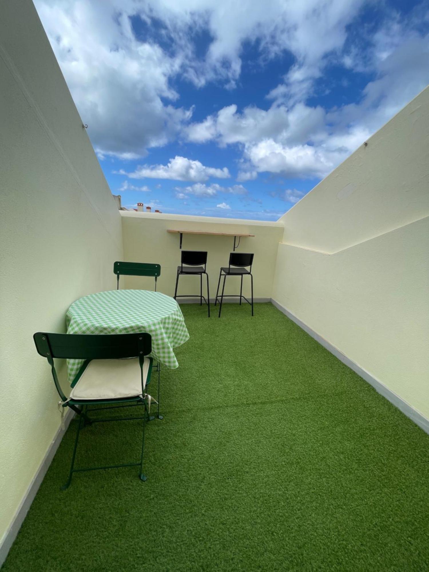Seaside In A Peniche Townhouse Featuring A Private Bathroom And Shared Access To The Swimming Pool And Kitchen Atouguia Da Baleia